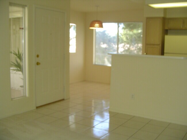 Foto del edificio - 5244 Mandalay Springs Dr