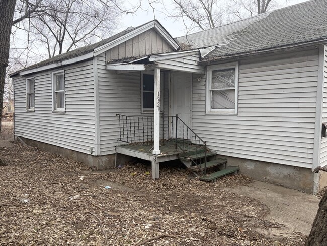 Building Photo - 1829 S Stanley St