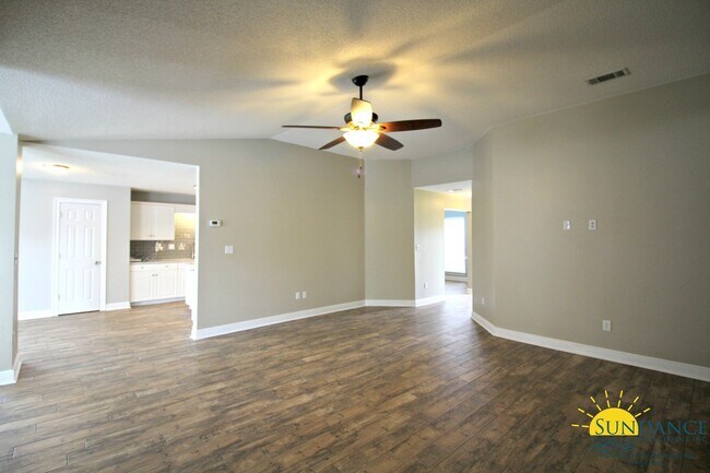 Building Photo - Stunning 4 Bedroom Home in Niceville