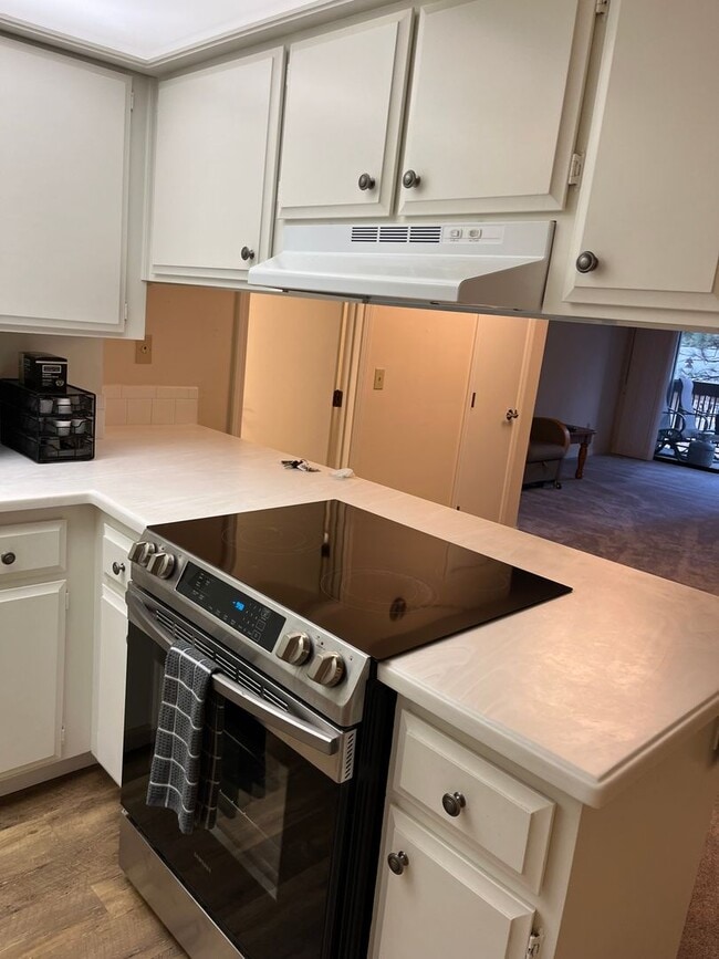 Building Photo - Spacious 1 bed, 2 bath condo - Available December 1st ($2500/month)