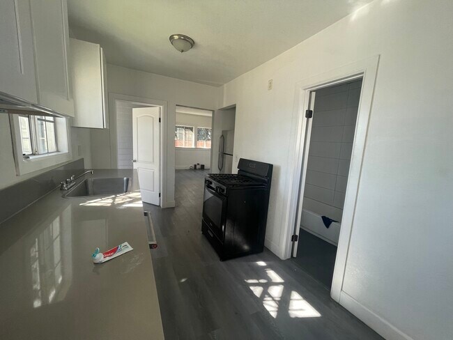 Kitchen - 472 W 47th Plz