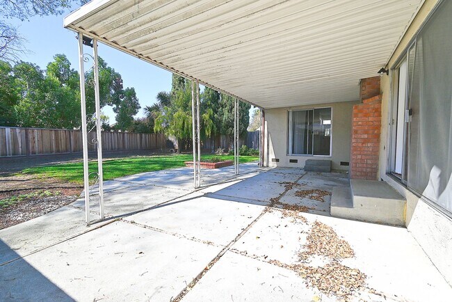 Building Photo - $3990/ GORGEOUS 4 BEDROOM REMODELED BROOKV...