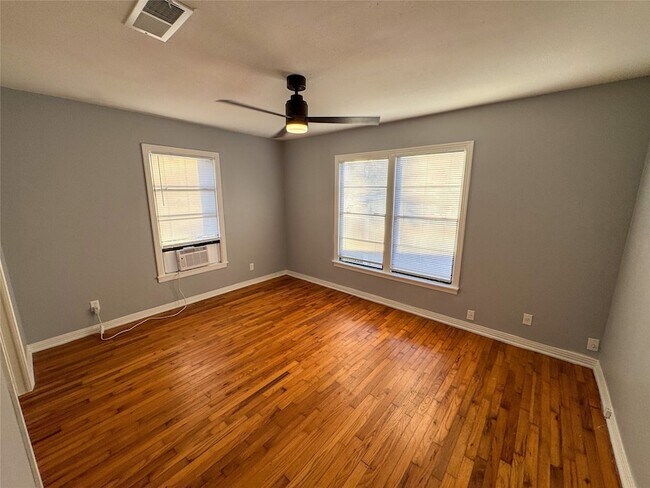 Foto del edificio - 1326 W Shepherd St