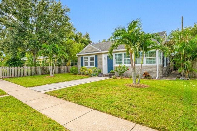 Building Photo - Central St. Pete 2 Bedroom 1 Bath Bungalow!