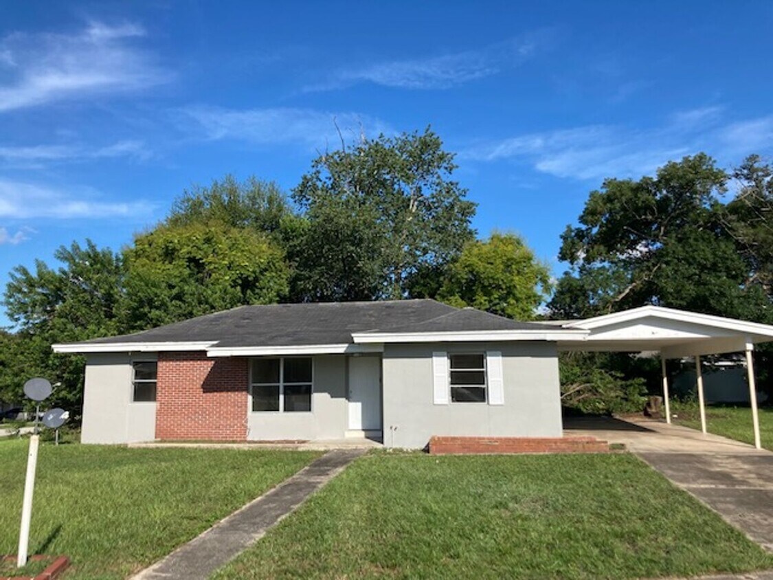 Foto principal - 3 Bed 2 Bath Home | Fenced Yard | Pet Frie...