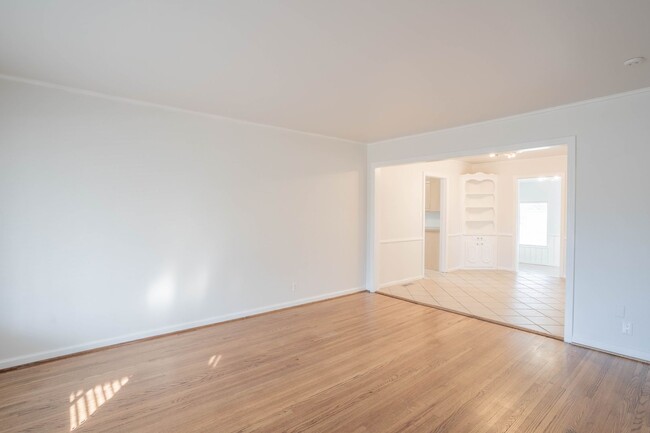 Building Photo - Midtown 3 Bedroom Gem! Available for immed...