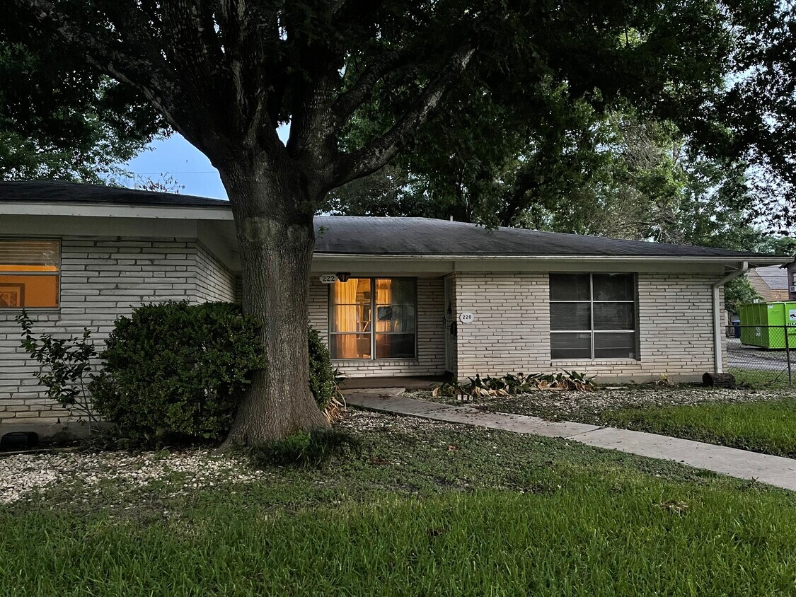 222 E Lullwood Ave, San Antonio, TX 78212 Townhome Rentals in San