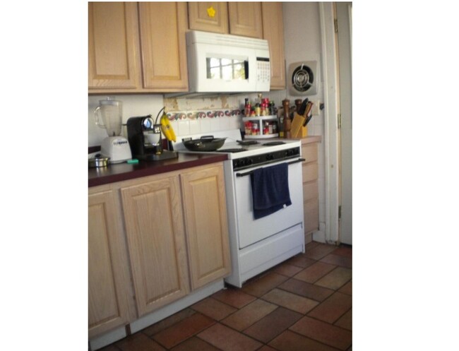 Kitchen - 827 Sylvan Ave