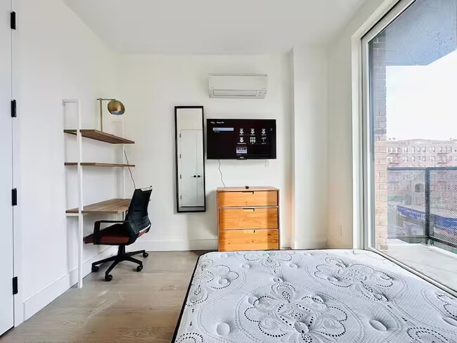Foto del edificio - Furnished room/NOT APARTMENT
