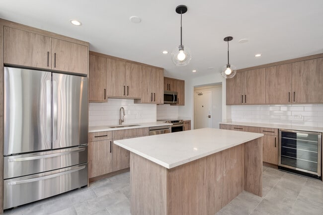 Building Photo - 227 E Walton Pl