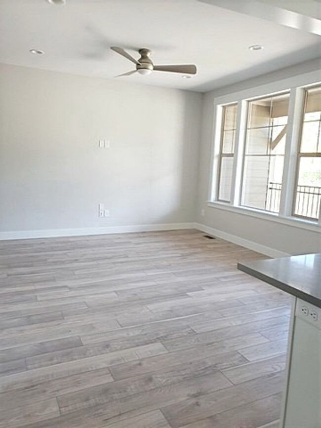 Building Photo - Perfectly Located Wasatch Spring Townhome