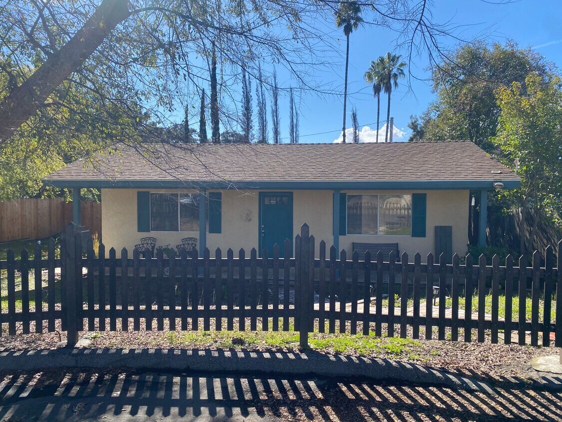 Charming 1 bedrrom House Rental in Oak View, CA