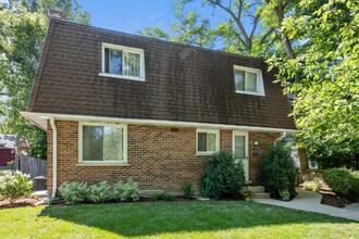 Building Photo - 2500-2502 Green Bay Rd