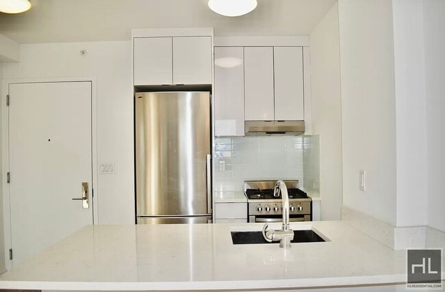 Building Photo - Gorgeous rent stabilized 1 bedroom apartment spanning 700 sq with private balcony, dishwasher, mi...