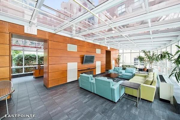 Building Photo - 516 W 47th St