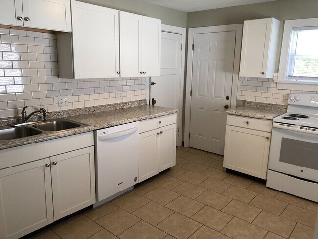 Building Photo - 1025 Weng Ave