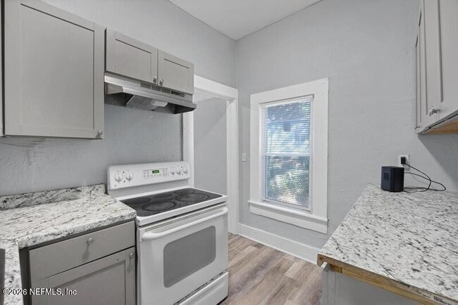 Foto del edificio - 1648 W 36th St