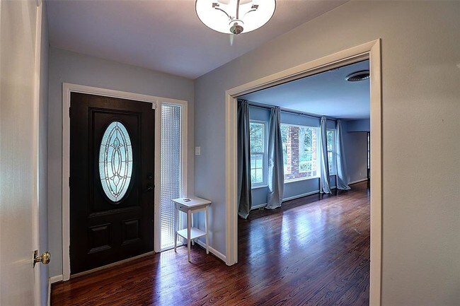 Foto del edificio - 5310 Meadowlake Ln