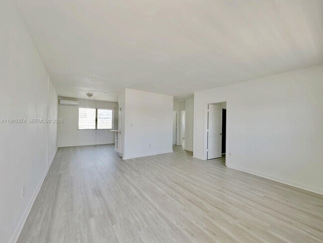 Foto del edificio - 1955 Normandy Dr