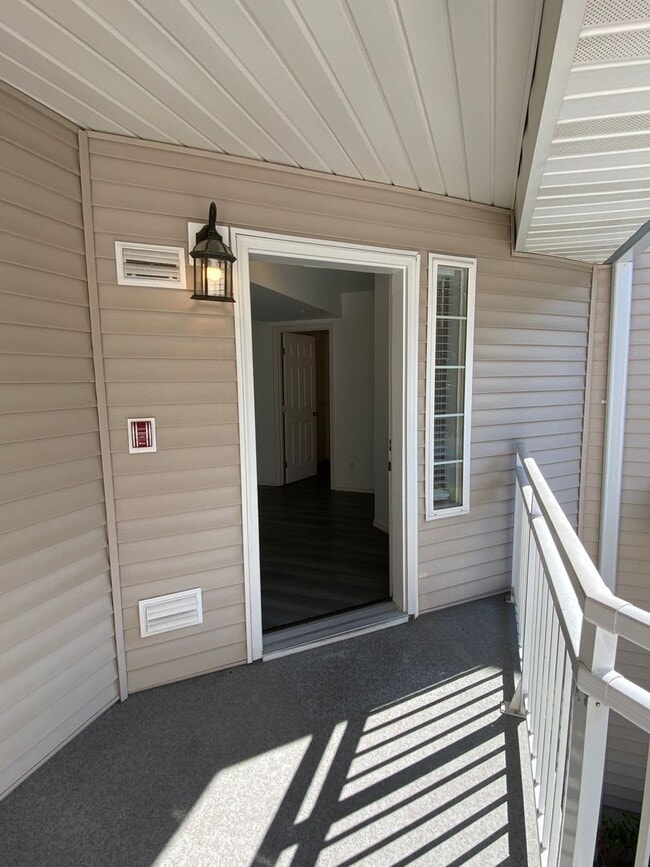 Building Photo - Spacious Townhome - Dual Master Bedrooms a...