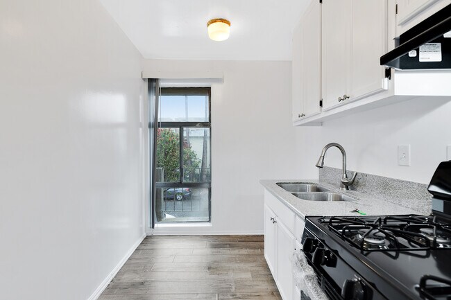 Building Photo - 1215 N McCadden Pl