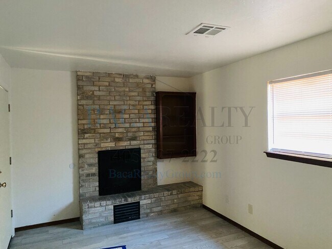 Building Photo - 305 S Fifth
