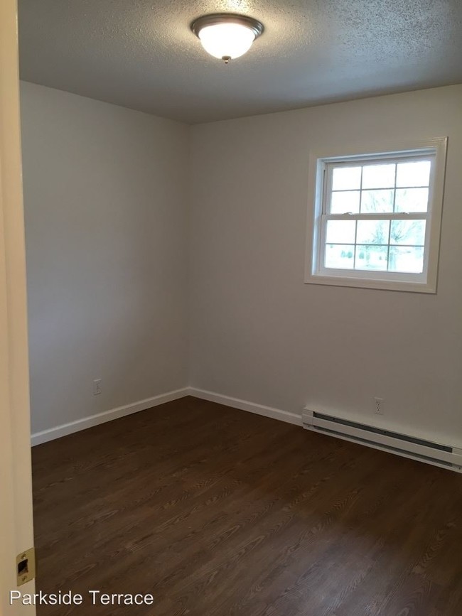 Building Photo - 701 N Red Bud Trl