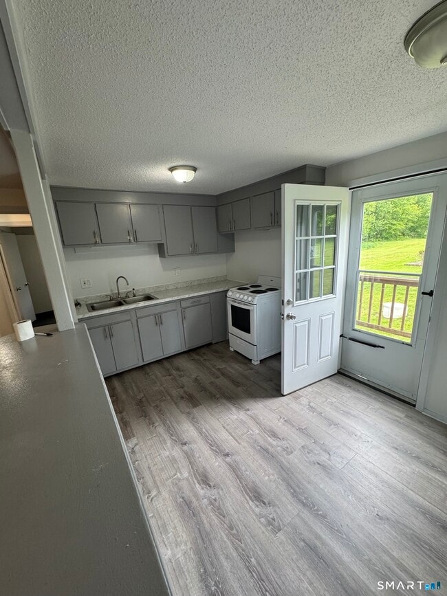 Building Photo - 13 White Oak Rd