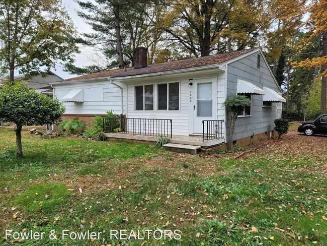 Building Photo - 3 br, 1 bath House - 2000 E. Russell Ave