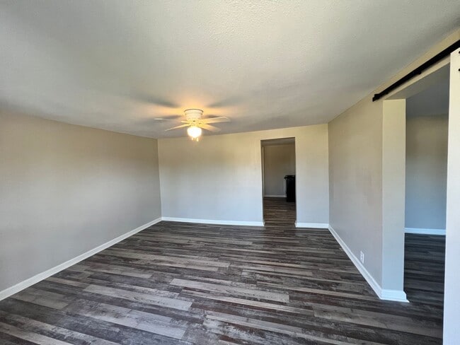 Building Photo - Cute house for rent!