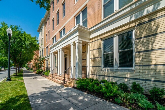 Frente del condominio - 2209 Richmond Hwy