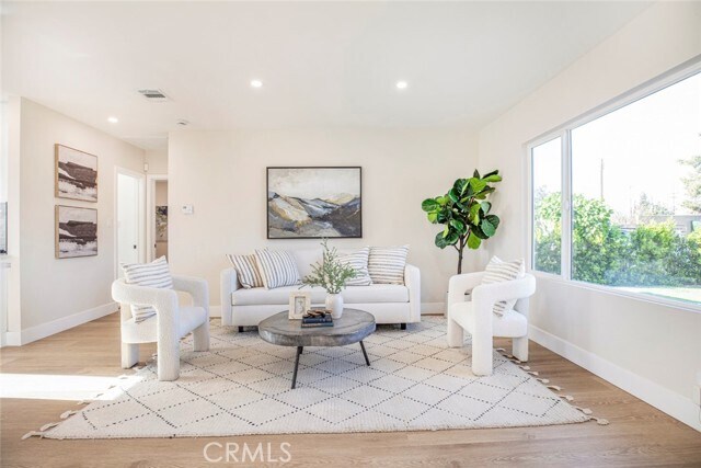 Foto del edificio - 8881 Morehart Ave