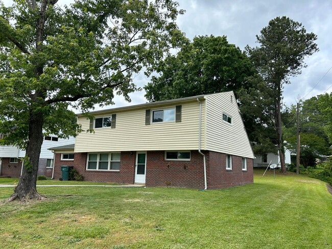 Building Photo - Regency Area - 2023 Renovated Home on larg...