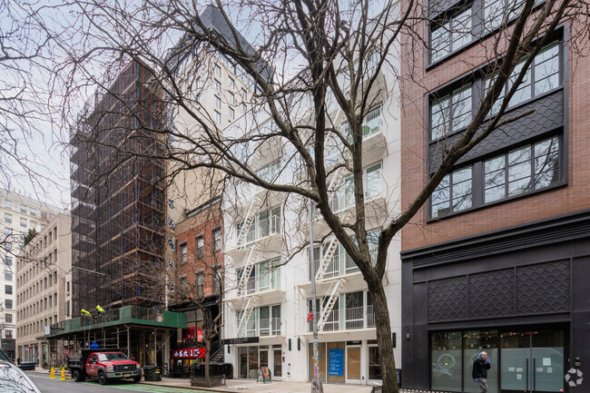 Building Photo - 18 E 13th St