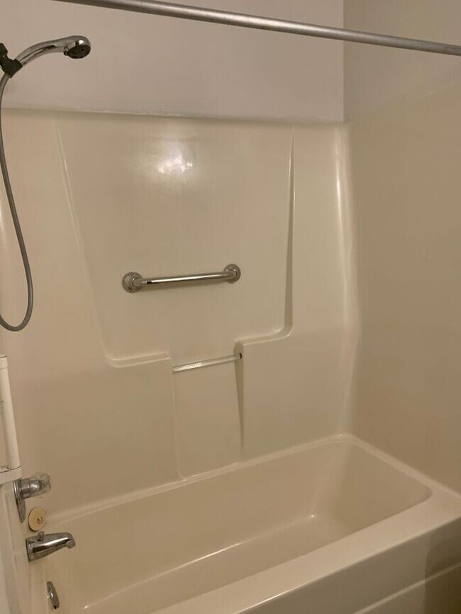 Building Photo - 2 Bedroom Apt - Pets Welcome!*
