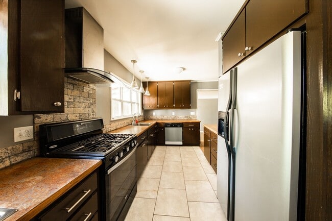 Building Photo - 1627 Oakland Ave