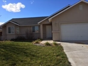 Building Photo - 727 Divot Dr