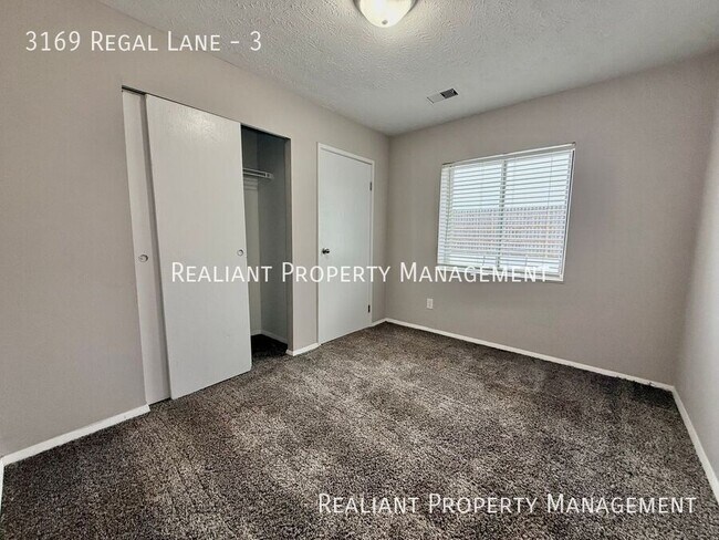 Foto del edificio - 3169 Regal Ln