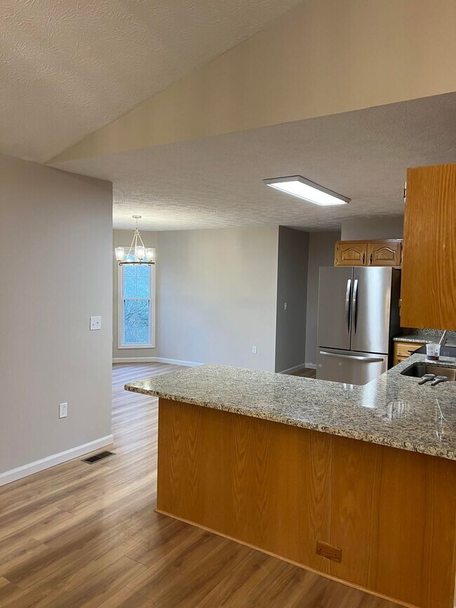 Building Photo - IN TOWN Convenience * available for a 12 month lease*