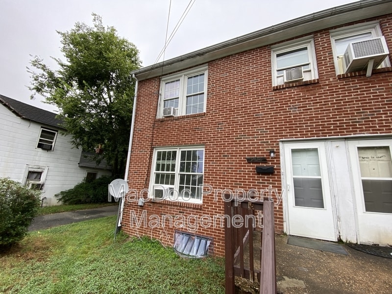 Building Photo - 904 Myrick St