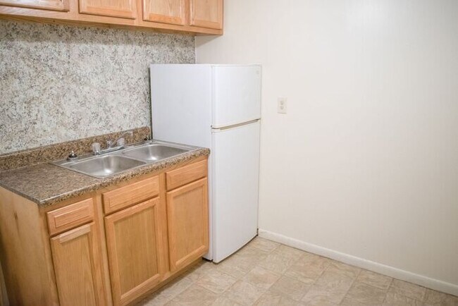 Building Photo - Parkview Apartment Canton, OH - 1 Bed 1 Bath