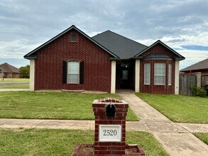 Building Photo - 2520 Thomas Dr
