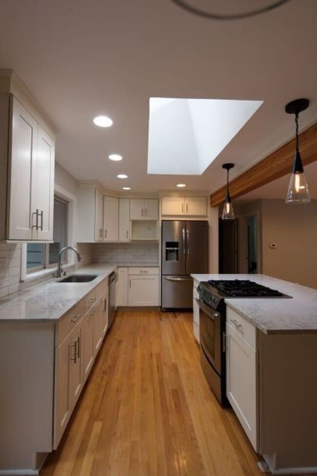 Building Photo - Remodeled 1949 Bungalow in Lake Oswego