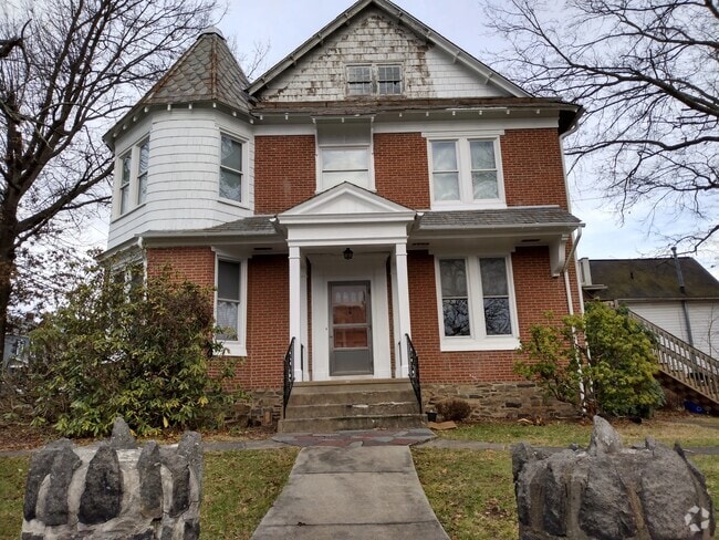 Building Photo - 417 W Walnut St