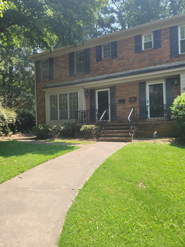 End unit, private entrance, lawn - 2134 Montreat Way