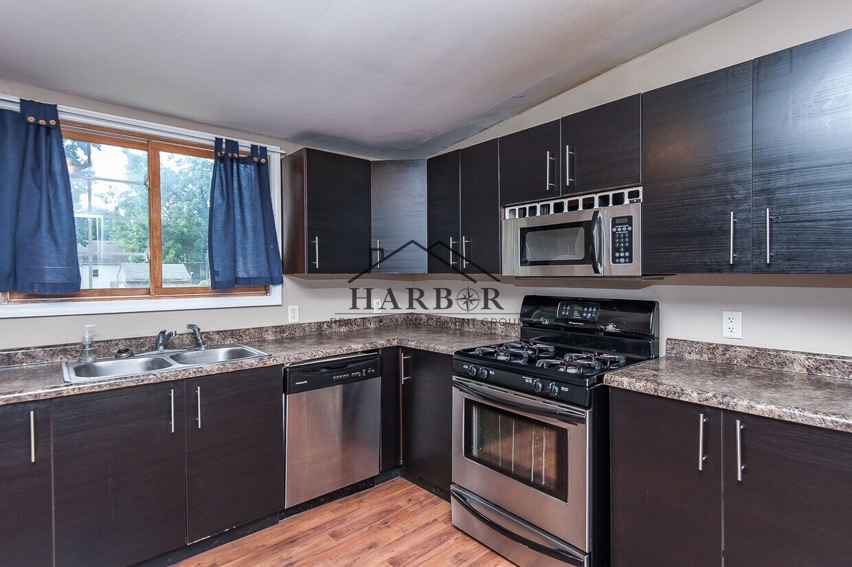 Foto principal - Charming Remodeled 3 bed 2 bath House!