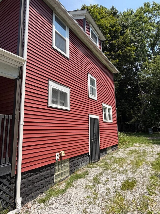 Building Photo - 879 Chalker St