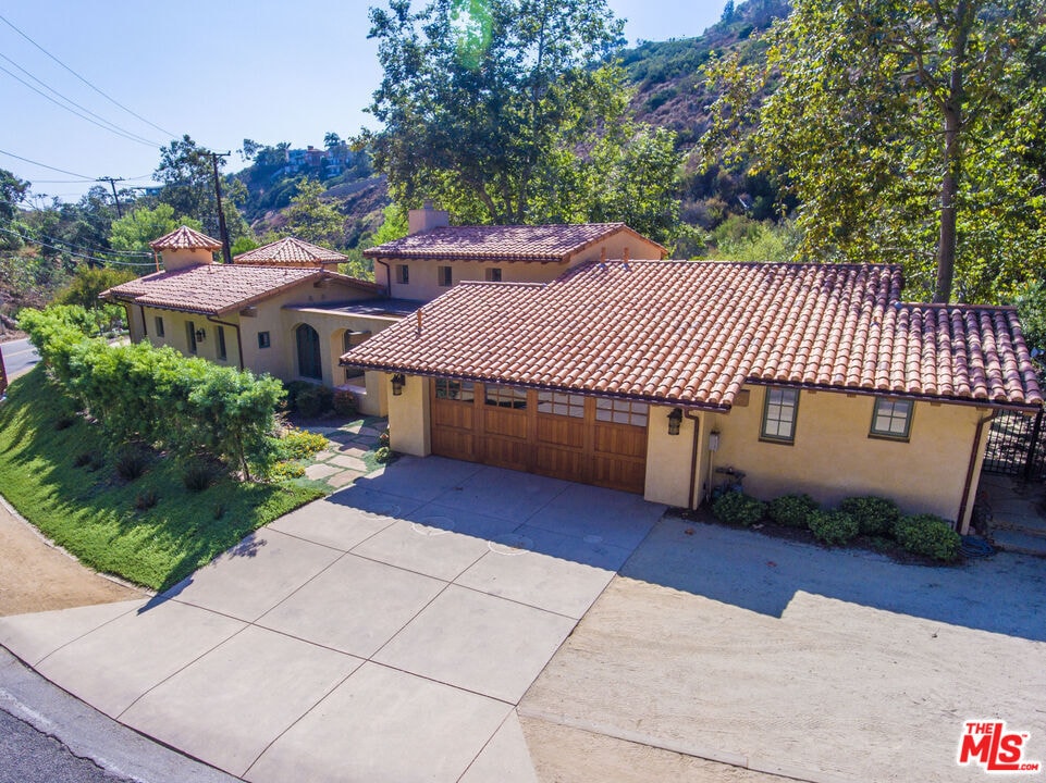 Primary Photo - 3713 Las Flores Canyon Rd