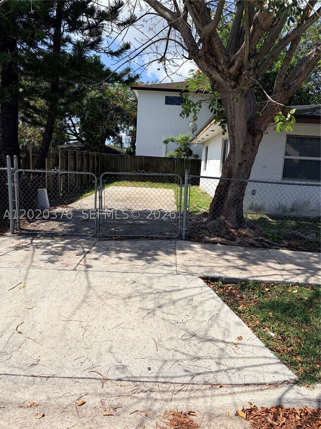 Foto del edificio - 1329 NW 6th Ave