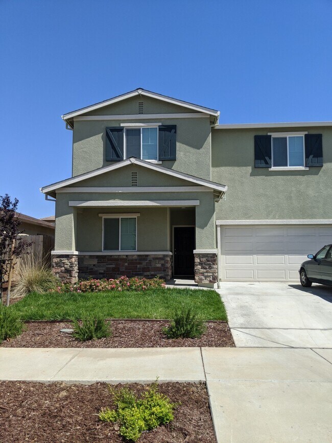 Building Photo - Large 6 Bedroom Home Coming Soon, 717 Phel...